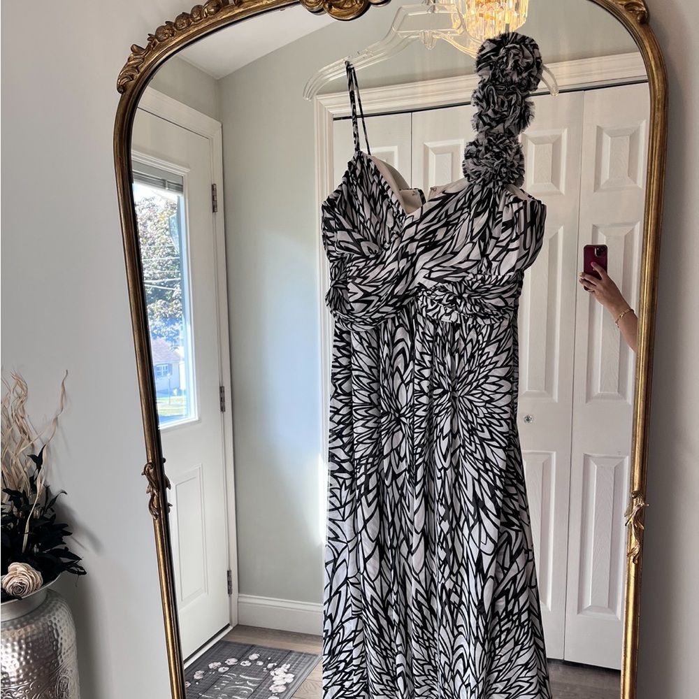 Beautiful dress size 14 like new